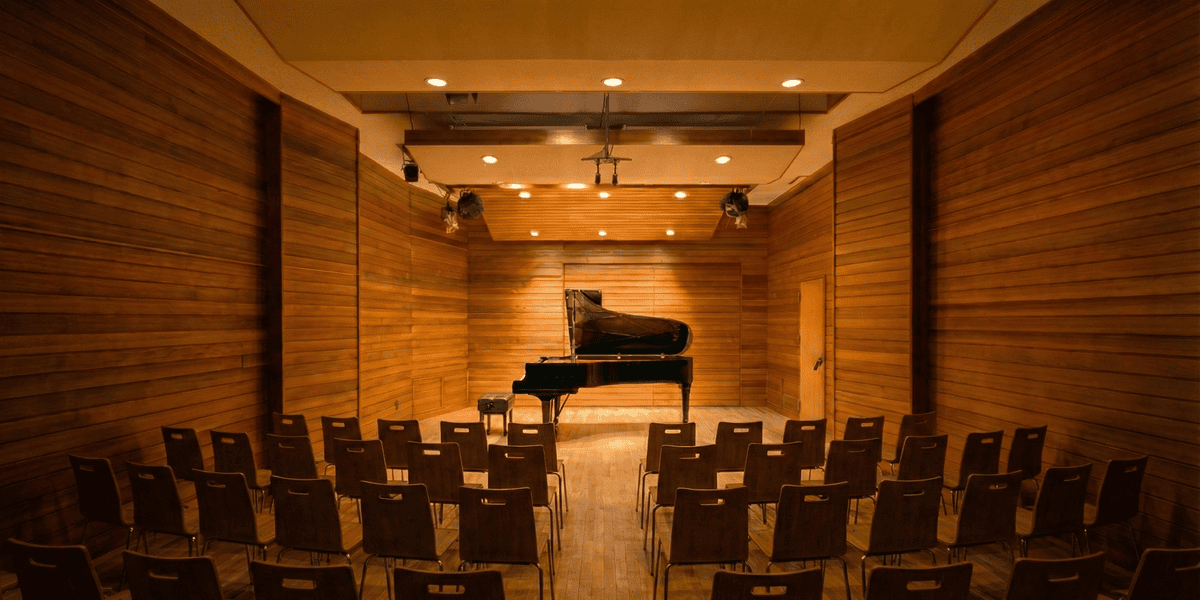アコスタディオ内観 — 木のぬくもりに溢れるコンサートホール